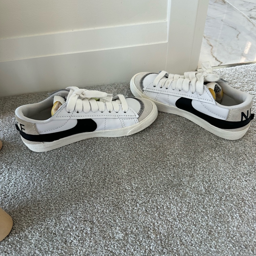 Womens like new size 8 Nike